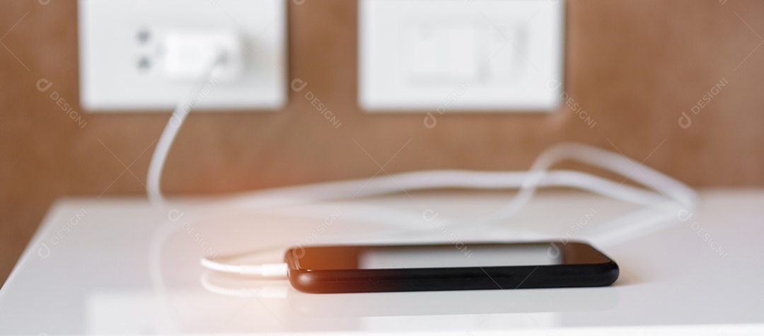 bateria de carregamento de smartphone móvel na mesa em casa ou no escritório