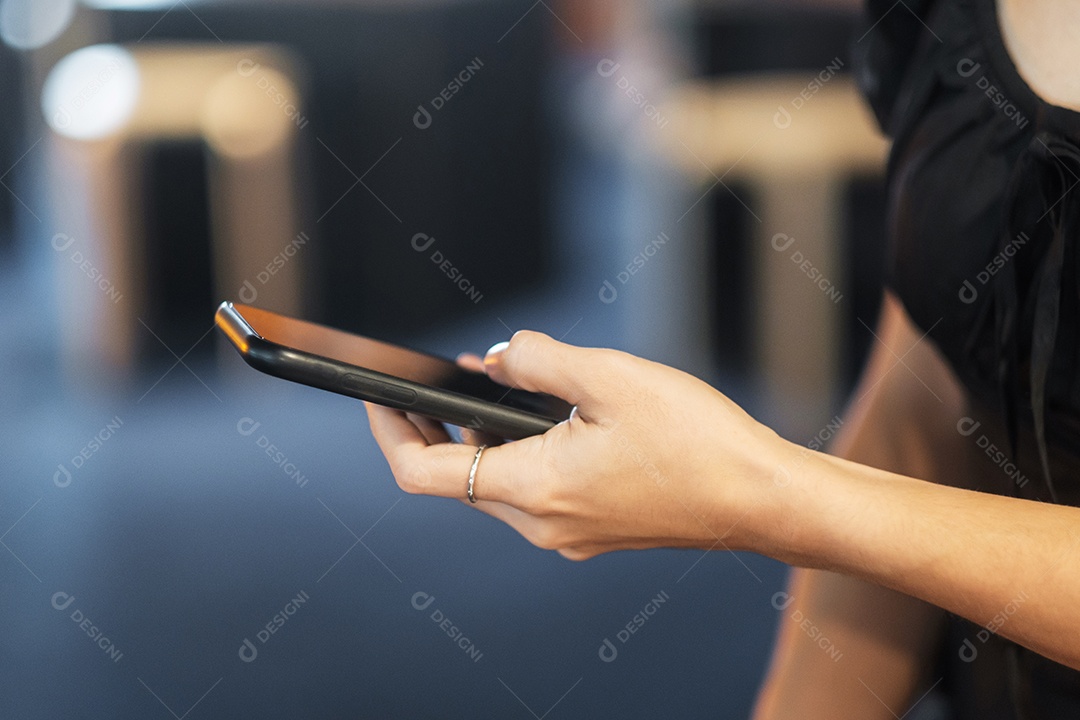 Smartphone para mensagens sms, jovem digitando celular touchscreen no café ou escritório moderno. estilo de vida, tecnologia, mídia social e conceito de rede