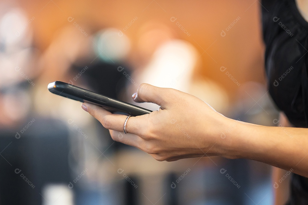 Smartphone para mensagens sms, jovem digitando celular touchscreen no café ou escritório moderno. estilo de vida, tecnologia, mídia social e conceito de rede