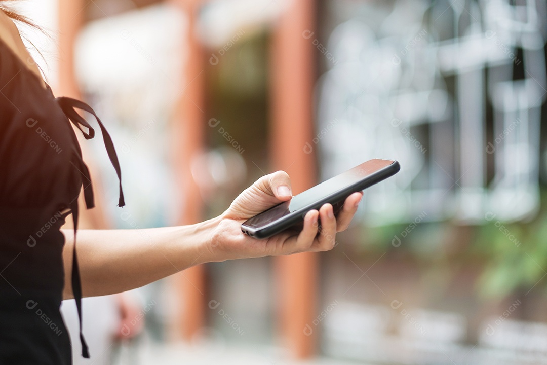 Mulher segurando e usando smartphone para mensagens sms, jovem digitando celular com tela sensível ao toque. estilo de vida, tecnologia, mídia social e conceito de rede