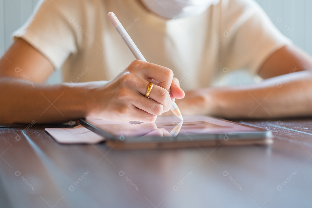 Mulher usando tablet para mensagens sms, mão segurando lápis digitando celular touchscreen no café ou escritório moderno. estilo de vida, tecnologia, mídia social e conceito de rede