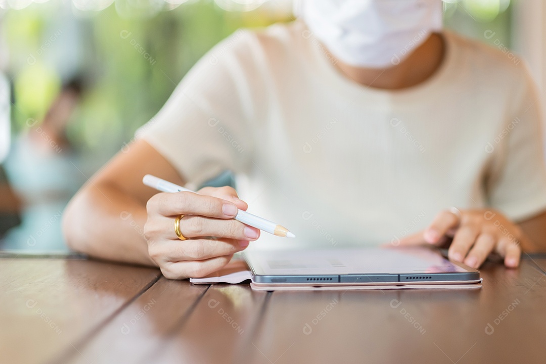 Mulher usando tablet para mensagens sms, mão segurando lápis digitando celular touchscreen no café ou escritório moderno. estilo de vida, tecnologia, mídia social e conceito de rede