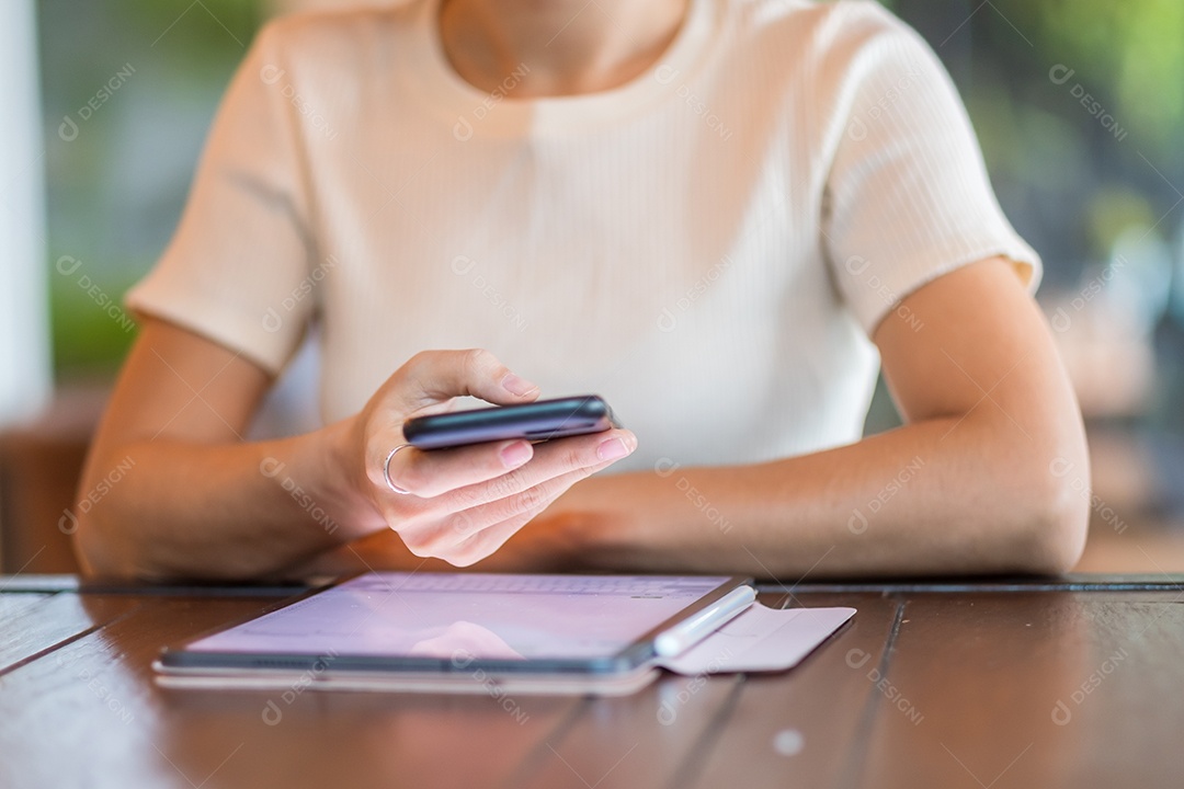 Mulher de negócios casual segurando e usando smartphone para mensagens sms, jovem digitando celular touchscreen no café ou escritório moderno. estilo de vida, tecnologia, mídia social e conceito de rede