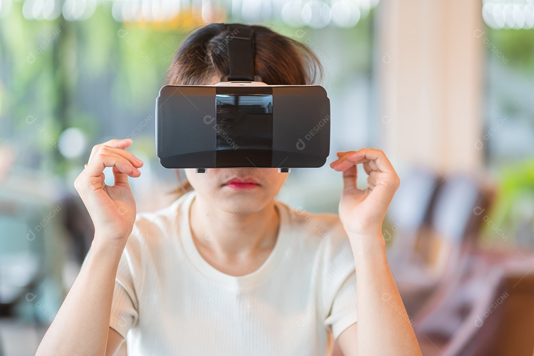 Jovem mulher usando fone de ouvido de realidade virtual. VR, tecnologia digital do futuro, jogo, entretenimento, meta verso, NFT e conceito de ciberespaço 3D