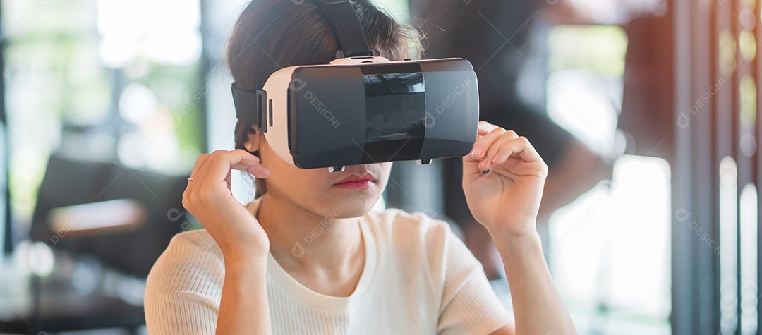 Jovem mulher usando fone de ouvido de realidade virtual. VR, tecnologia digital do futuro, jogo, entretenimento, meta verso, NFT e conceito de ciberespaço 3D