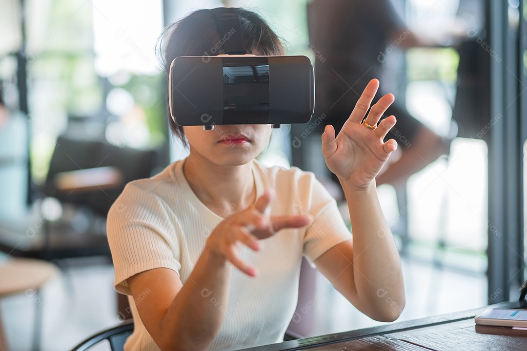 Jovem mulher usando fone de ouvido de realidade virtual. VR, tecnologia digital do futuro, jogo, entretenimento, meta verso, NFT e conceito de ciberespaço 3D