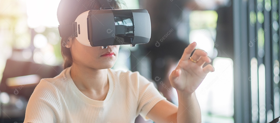 Jovem mulher usando fone de ouvido de realidade virtual. VR, tecnologia dig, meta verso do futuro, jogo, entretenimento, NFT e conceito de ciberespaço 3D