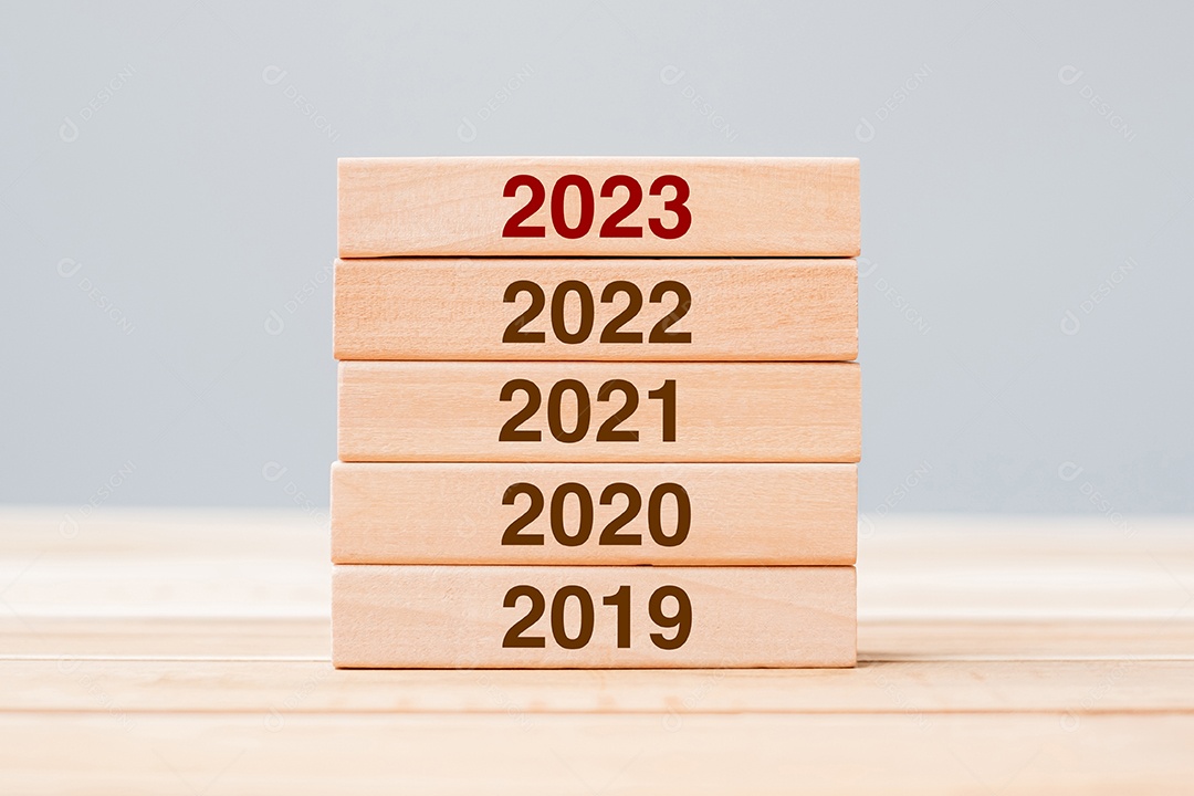 Bloco de 2023 sobre 2022 e 2021 edifício de madeira no fundo da mesa. Planejamento de negócios, gerenciamento de riscos, resolução, estratégia, solução, objetivo, ano novo novo você e conceitos de boas festas