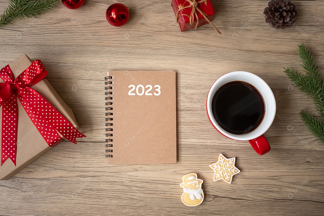 Caderno de 2023, xícara de café preto, biscoitos de Natal e caneta na mesa de madeira, vista superior e espaço de cópia. Natal, feliz ano novo, metas, resolução, lista de tarefas, conceito de estratégia e plano.