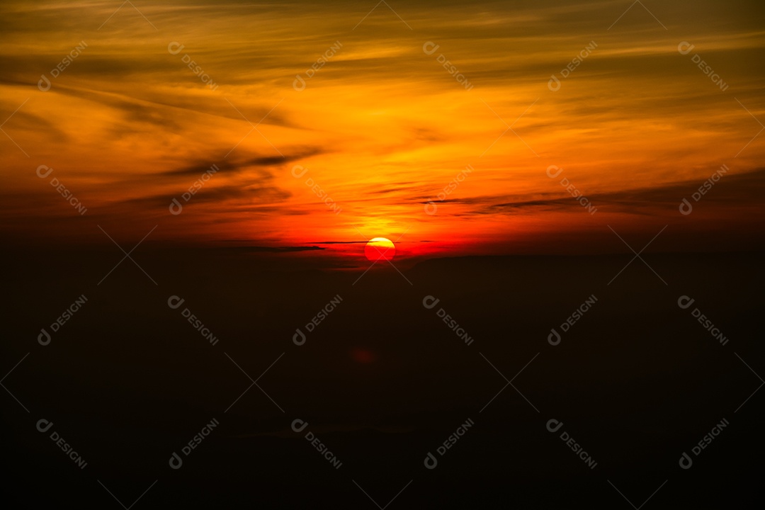 O sol nasce pela manhã.