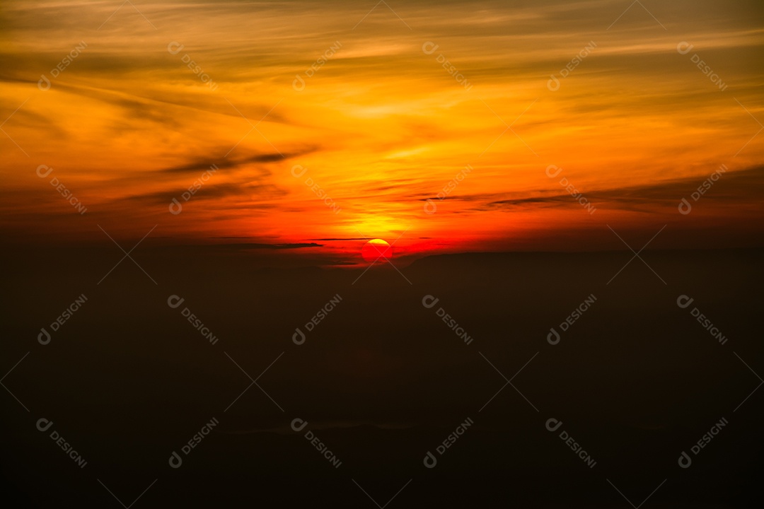 O sol nasce pela manhã.