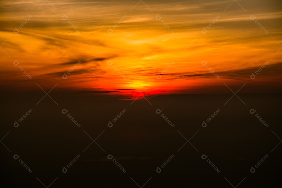 O sol nasce pela manhã.