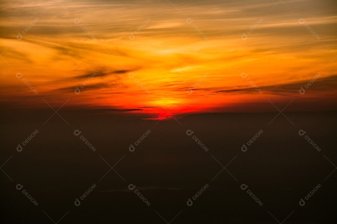 O sol nasce pela manhã.