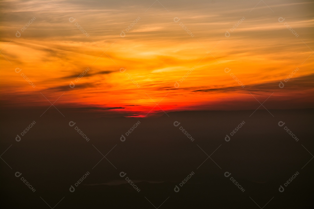 O sol nasce pela manhã.