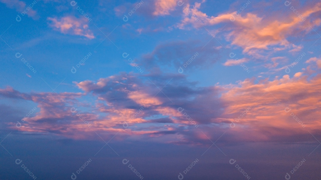 O sol nasce pela manhã.