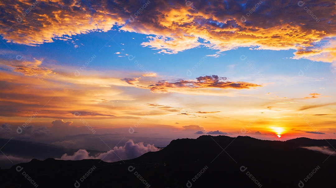 O sol nasce pela manhã.