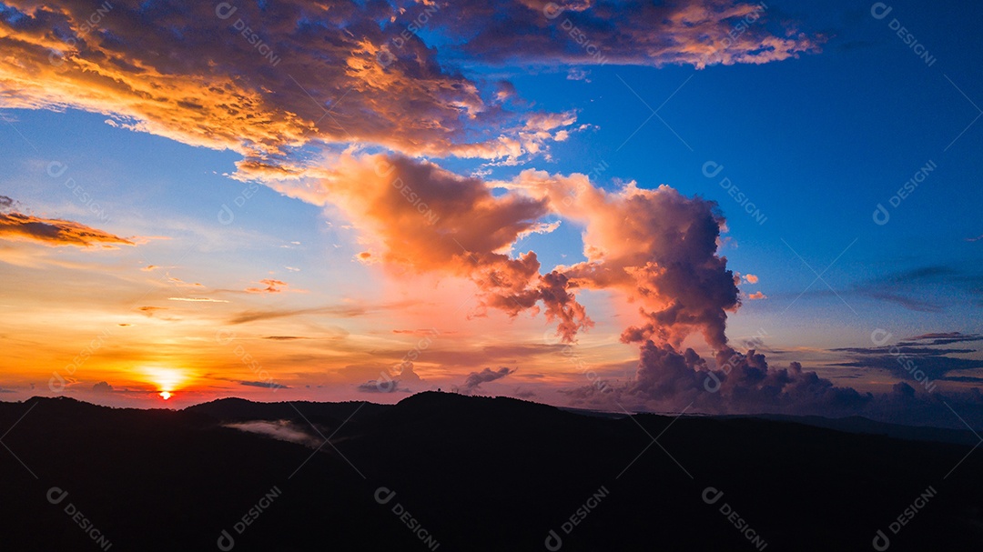 O sol nasce pela manhã.