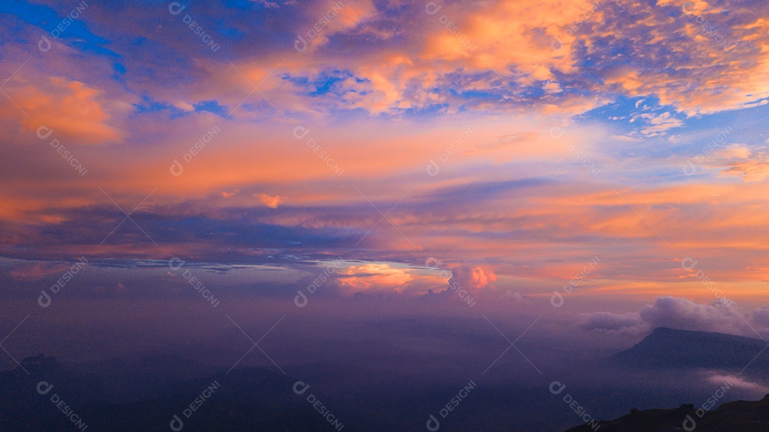 O sol nasce pela manhã.