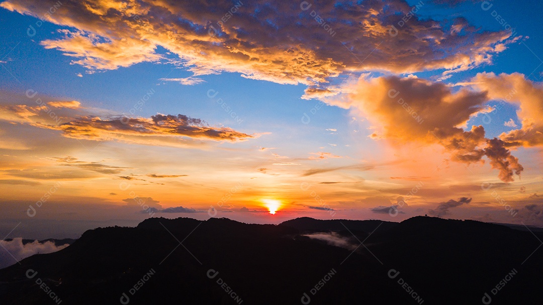 céu com nuvem na hora do crepúsculo.