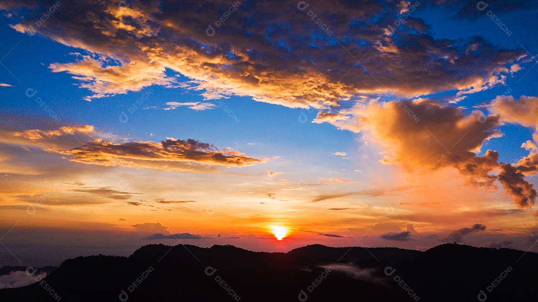 céu com nuvem na hora do crepúsculo.