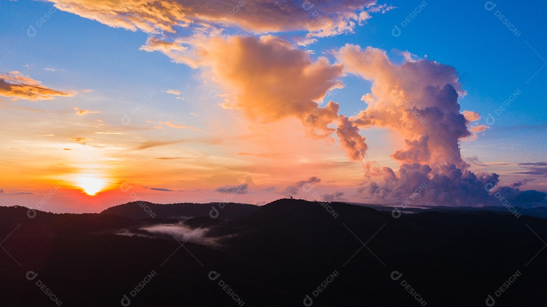 céu com nuvem na hora do crepúsculo.
