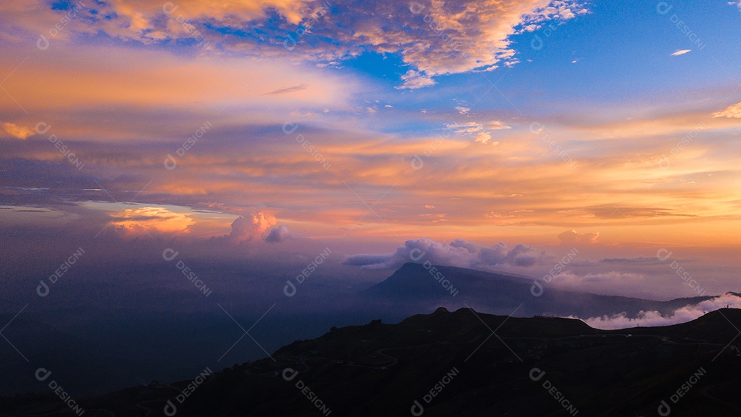 céu com nuvem na hora do crepúsculo.