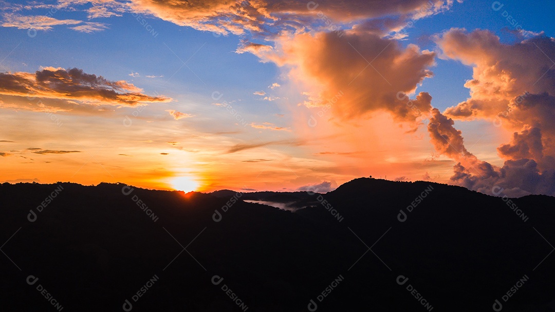 céu com nuvem na hora do crepúsculo.