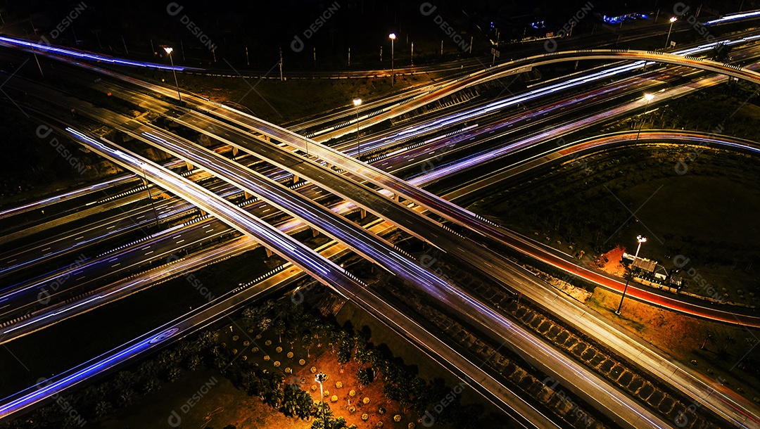 Estrada da cidade à noite - vista de olho de pássaro - drone