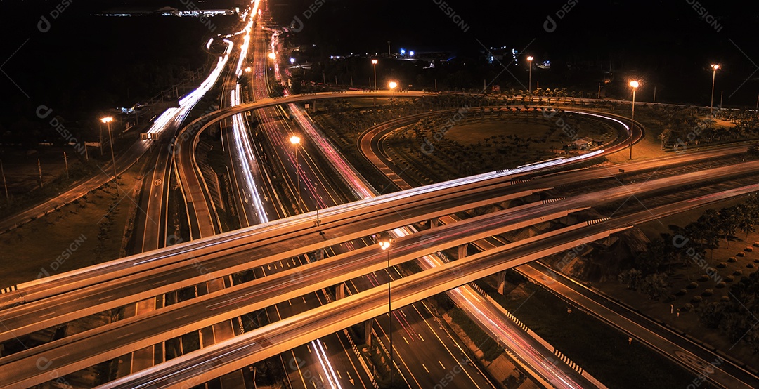 Estrada da cidade à noite - vista de olho de pássaro - drone