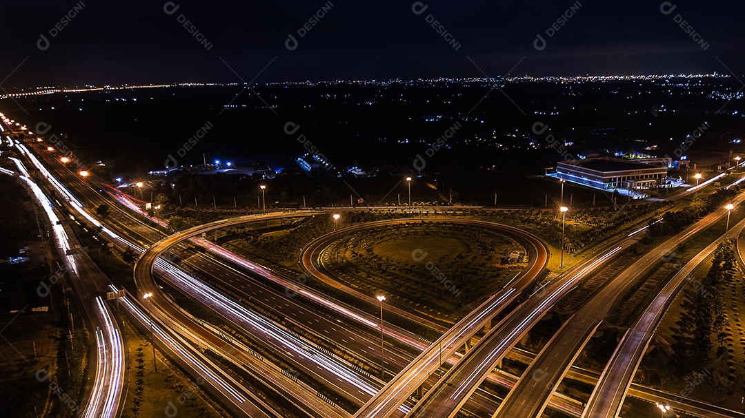 Estrada da cidade à noite - vista de olho de pássaro - drone