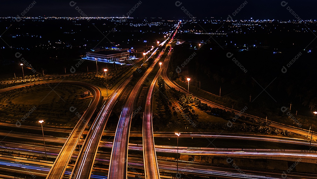 Estrada da cidade à noite - vista de olho de pássaro - drone