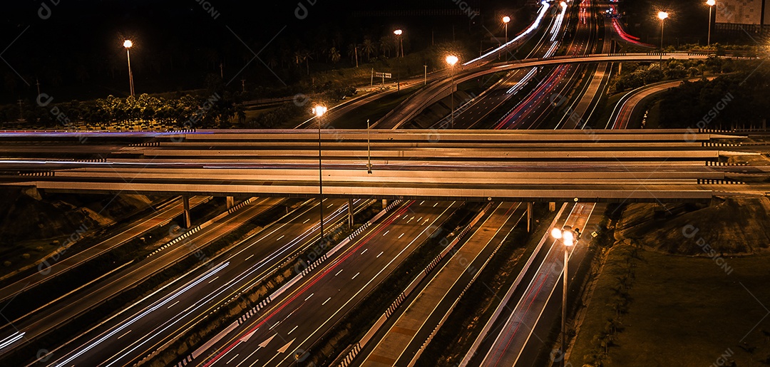 Estrada da cidade à noite - vista de olho de pássaro - drone