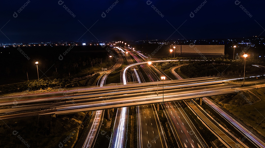 Estrada da cidade à noite - vista de olho de pássaro - drone7