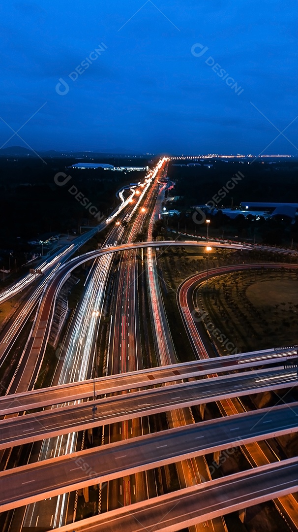 Estrada da cidade à noite - vista de olho de pássaro - drone