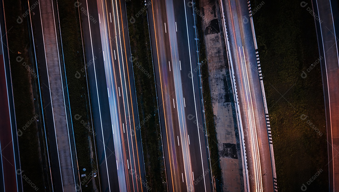 Estrada da cidade à noite - vista de olho de pássaro - drone