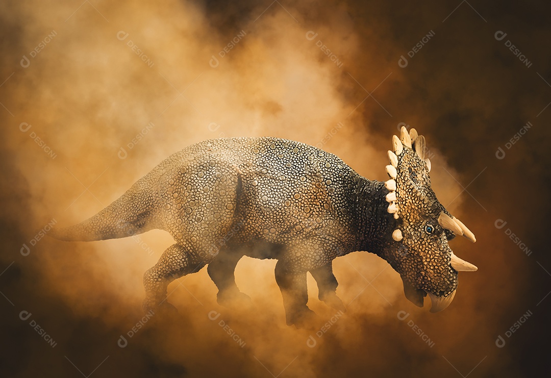 Dinossauro Regaliceratops em fundo de fumaça