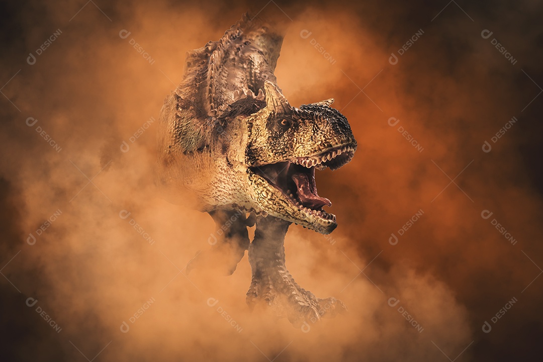 Dinossauro Carnotaurus em fundo de fumaça