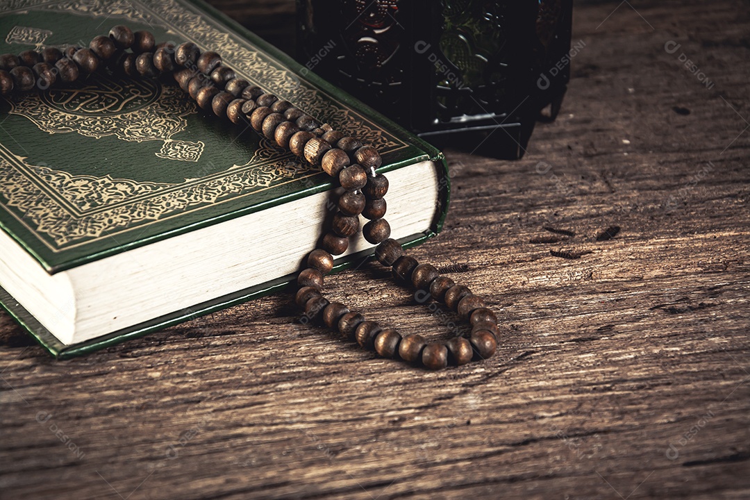 Alcorão - livro sagrado dos muçulmanos ( item público de todos os muçulmanos ) na mesa , natureza morta .