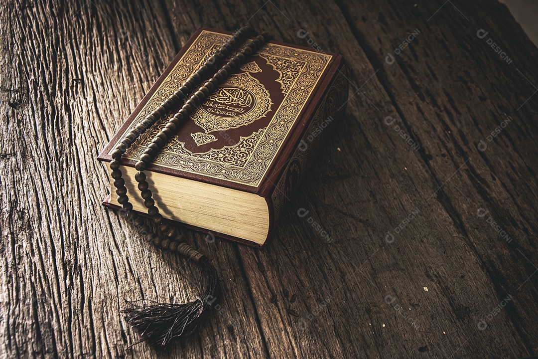 Alcorão - livro sagrado dos muçulmanos ( item público de todos os muçulmanos ) na mesa , natureza morta .