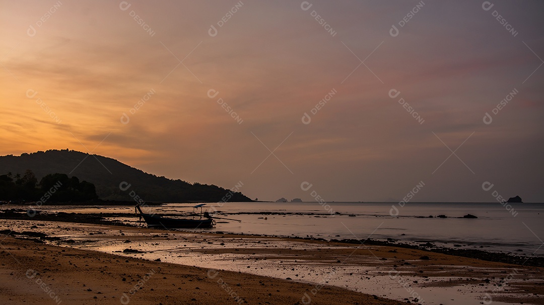 pequeno barco de pesca na praia à noite