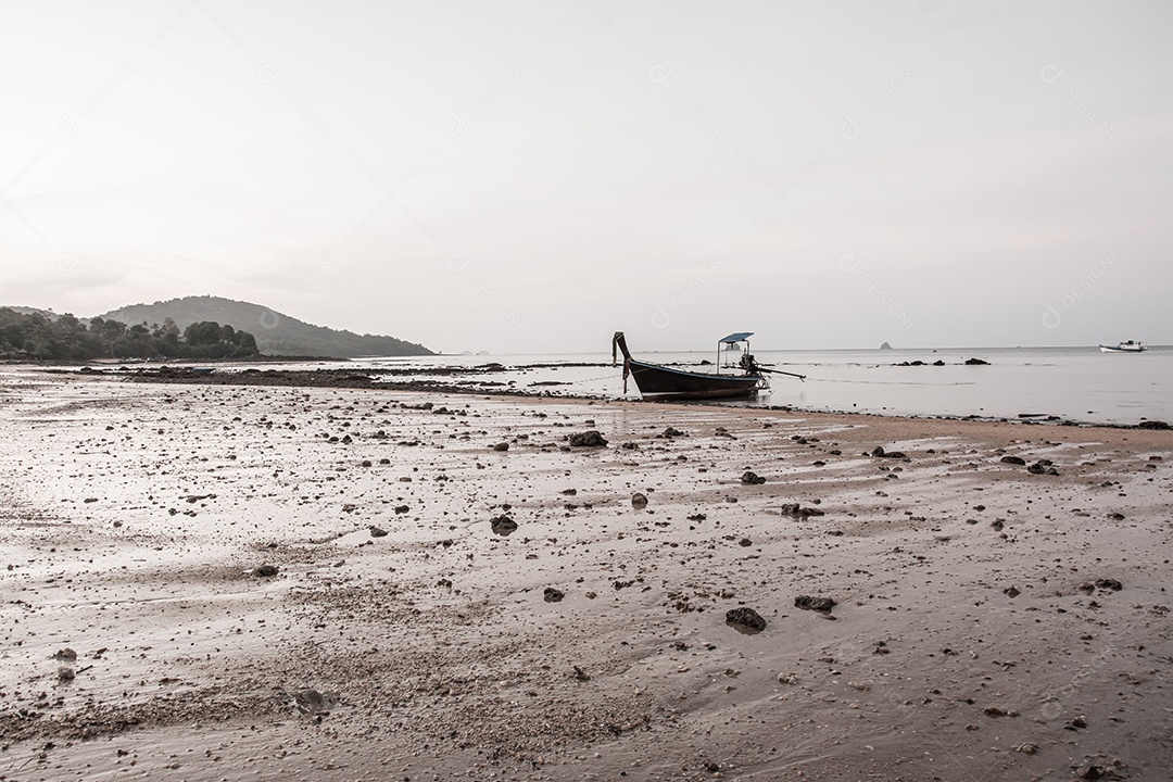 pequeno barco de pesca na praia à noite