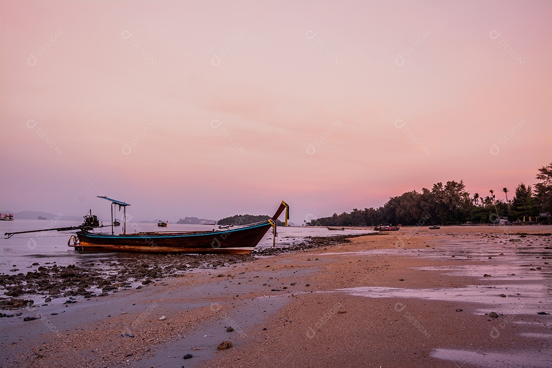 pequeno barco de pesca na praia à noite