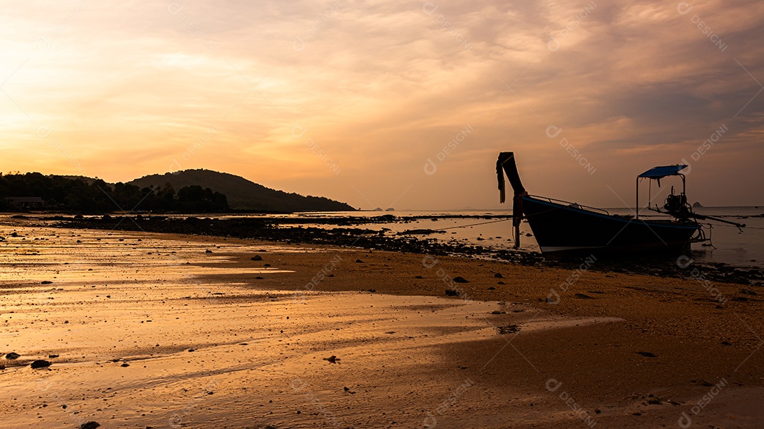 pequeno barco de pesca na praia à noite