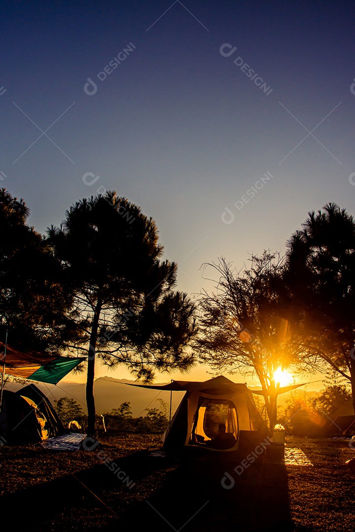 atmosfera de acampamento durante o pôr do sol, Tailândia