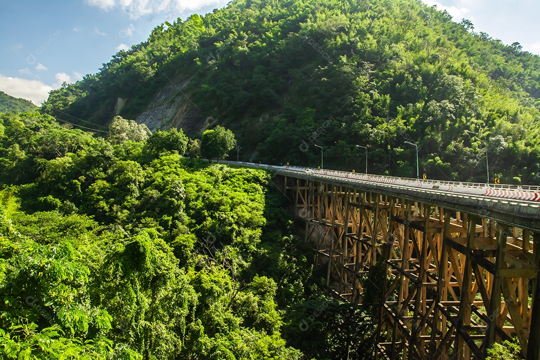 Imagem de Huai Tong Bridge (Phor Khun Pha Muang Bridge) no céu ou montanha ou vale vista em Phetchaboon Tailândia. Esta é a ponte mais alta.