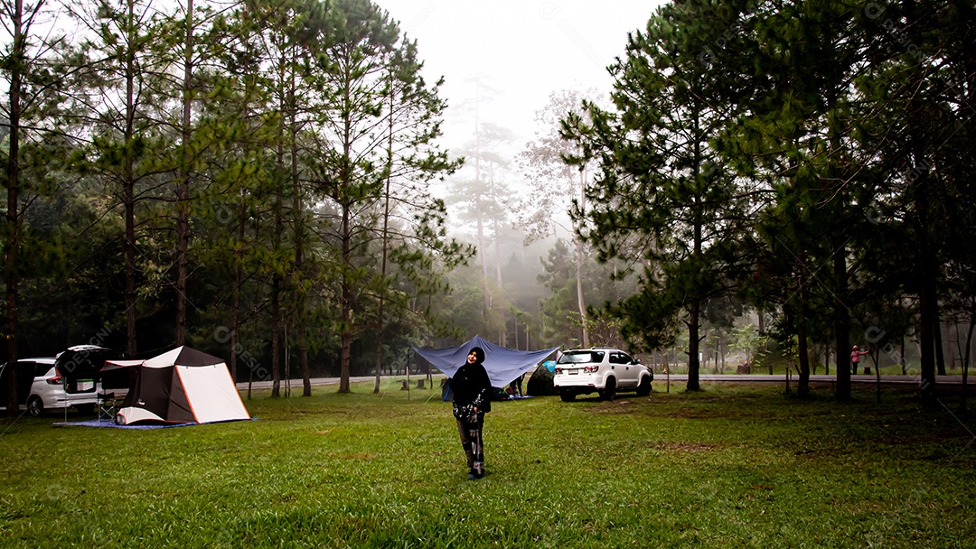 Pessoas sobre floresta acampamento acampar selva