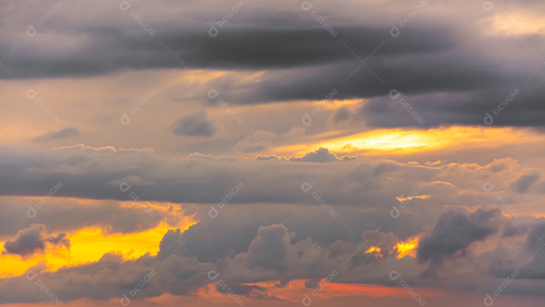 Paisagem do céu durante o crepúsculo ou pôr do sol.