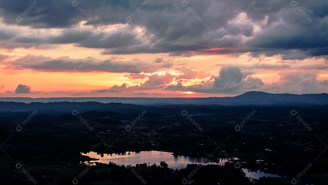 Paisagem do céu durante o crepúsculo ou pôr do sol.