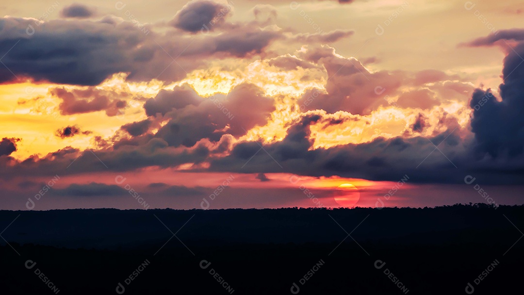 Paisagem do céu durante o crepúsculo ou pôr do sol.