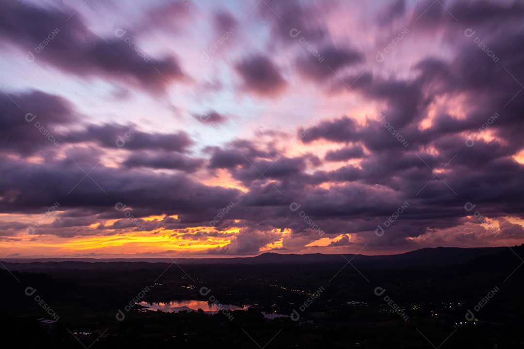 Paisagem do céu durante o crepúsculo ou pôr do sol.